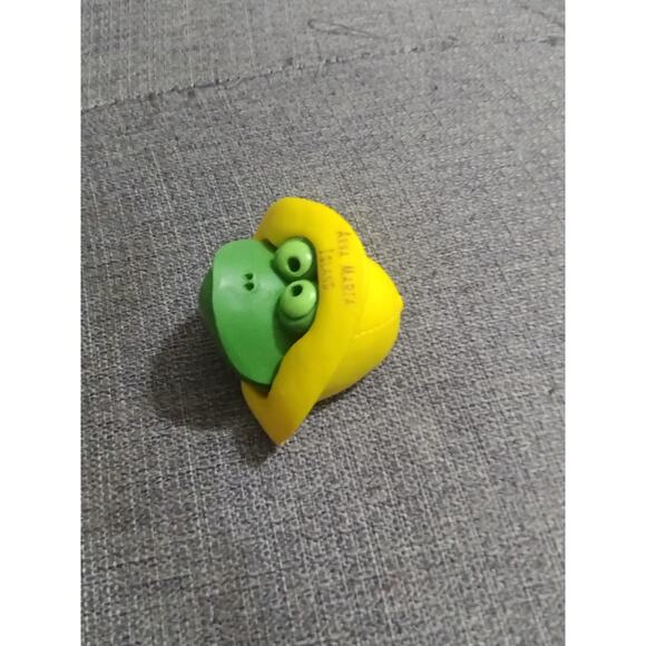 Vtg Anthropomorphic Frog Yellow Rain Hat Magnet Rubber 3D Clay Critters (jb3) - Picture 2 of 4